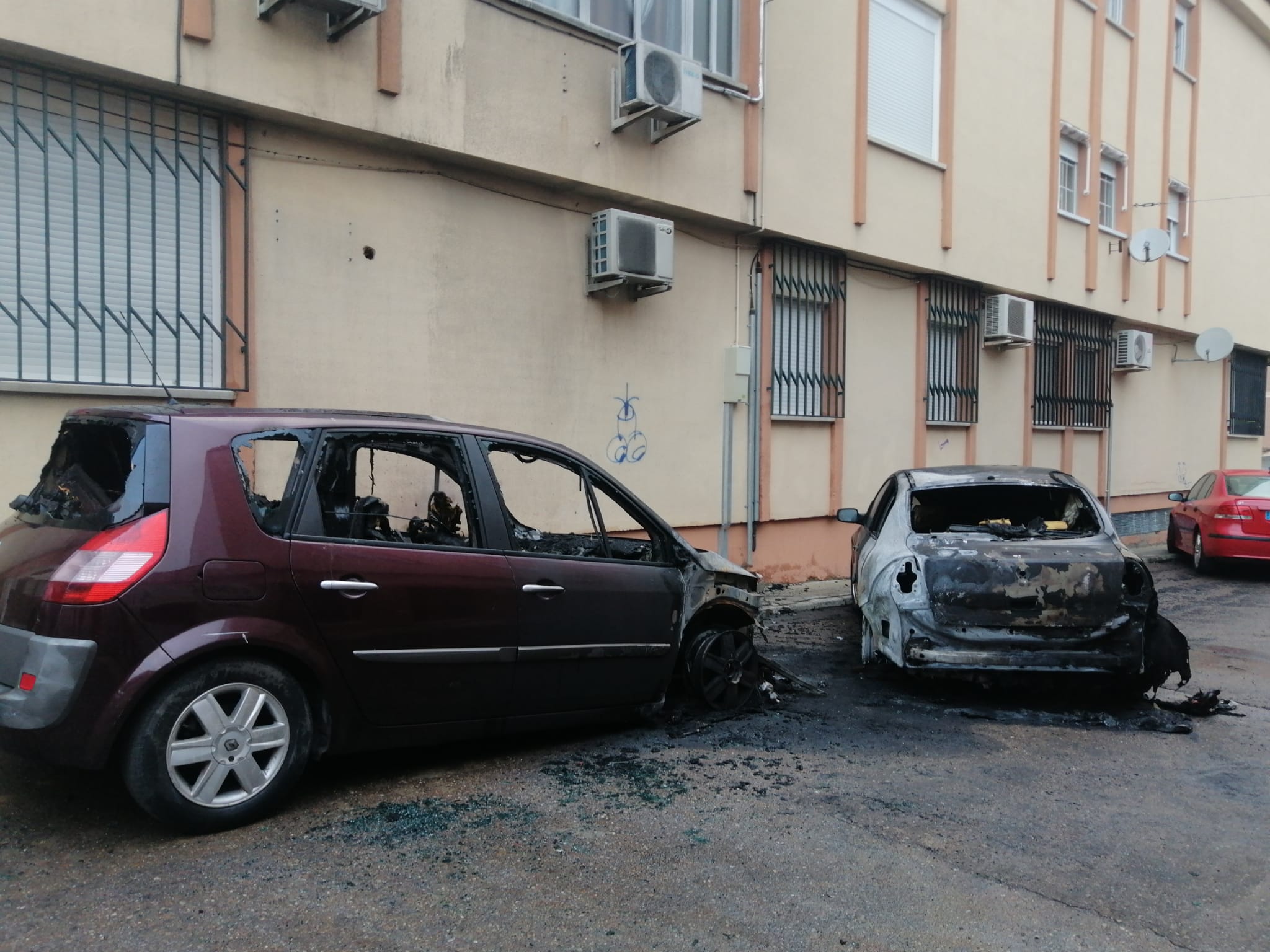 Vehículos calcinados por el incendio