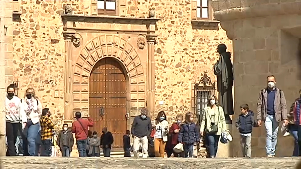 Turistas extremeños en la Plaza de Santa María de Cáceres