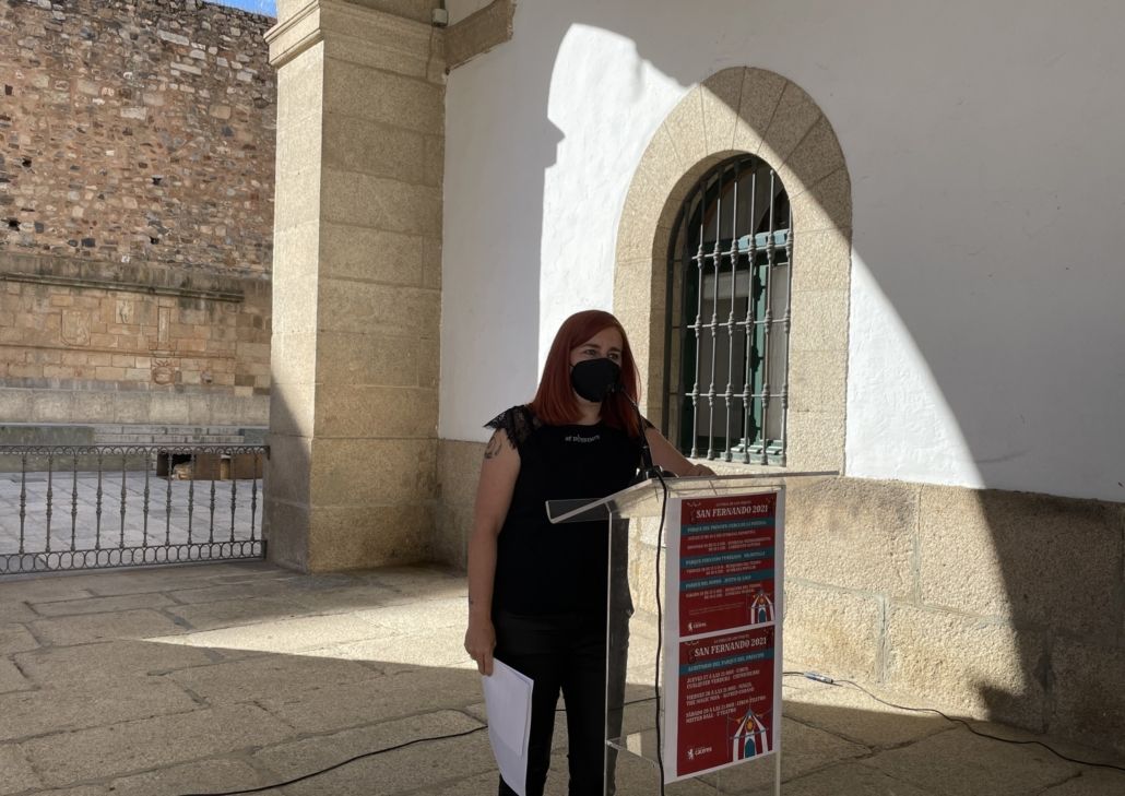 La concejala de Festejos, Fernanda Valdés, presentando ‘La feria de los peques’