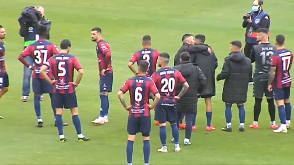 Los jugadores del Extremadura sobre el terreno de juego al término del partido