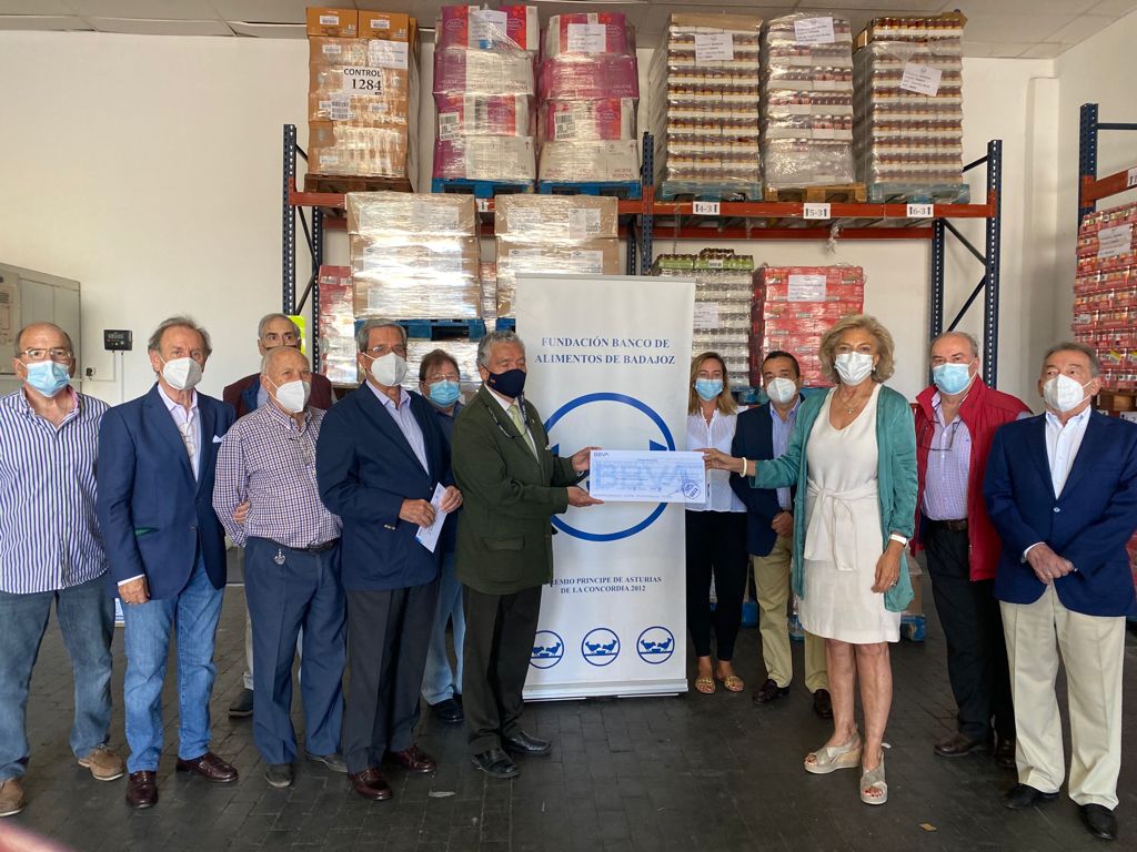 La presidenta del Banco de Alimentos de Badajoz, Cristina Herrera, recibe el cheque del presidente de la Comisión Ciudadana, Pedro Rubio.  