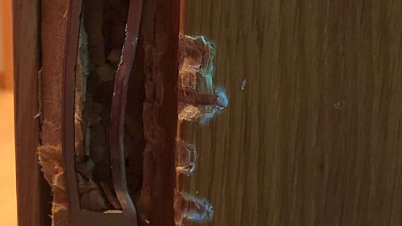 Cerradura forzada para acceder a una vivienda de Mérida