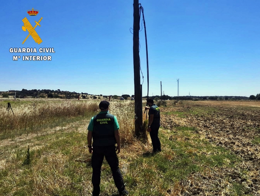 Guardia civil en el lugar donde se robó el cable de cobre