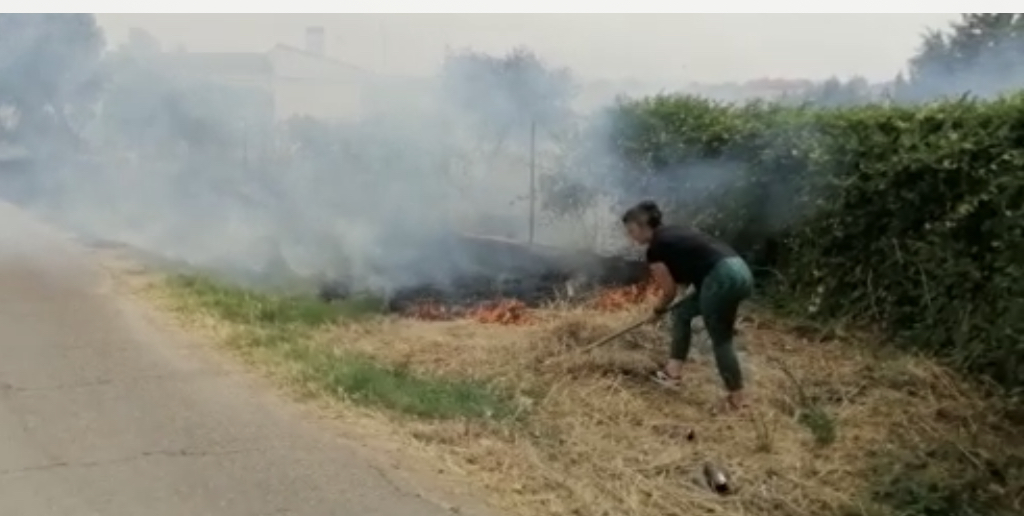 Vecina intentando apagar fuego en Don Álvaro