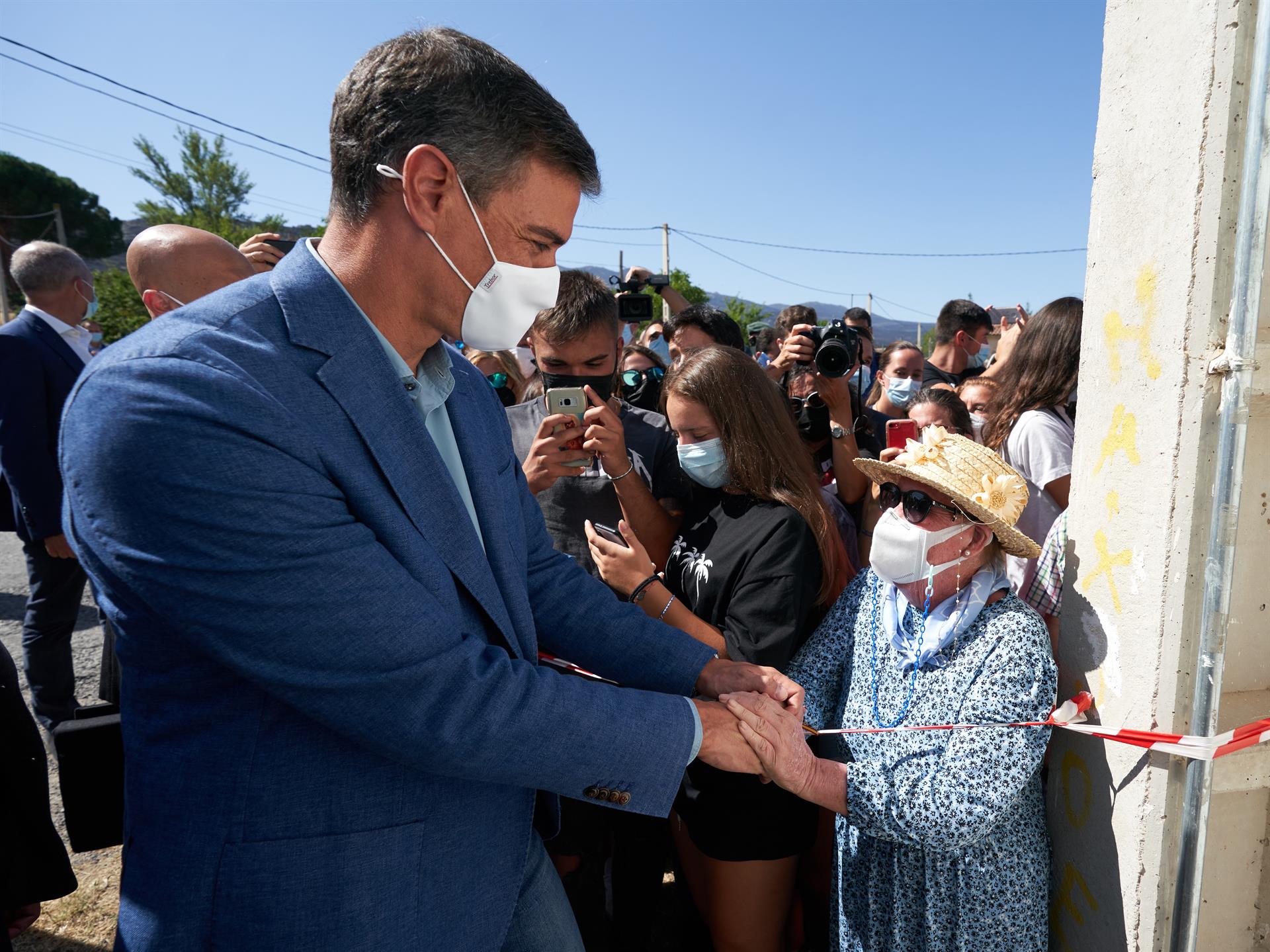 El presidente del Gobierno Pedro Sánchez (i), visita parte de la zona afectada por los incendios en la provincia de Ávila junto a los alcaldes.
