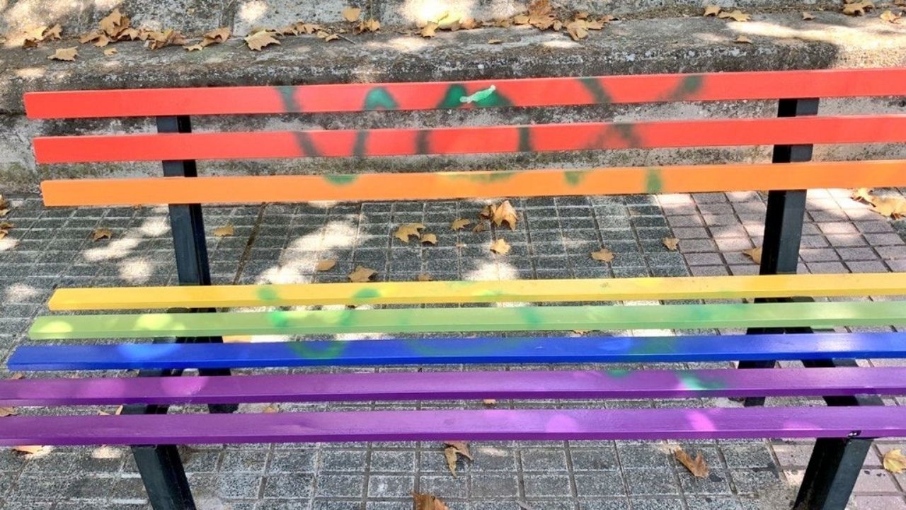 Banco vandalizado del Paseo de la Diversidad