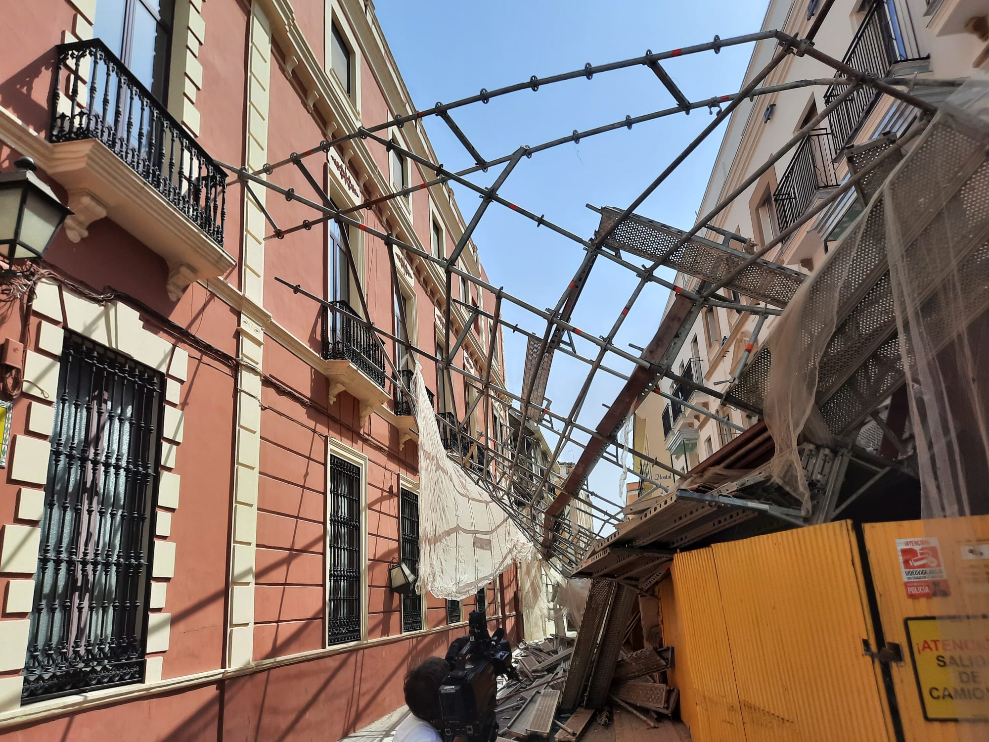 Andamio derrumbado sobre la calle