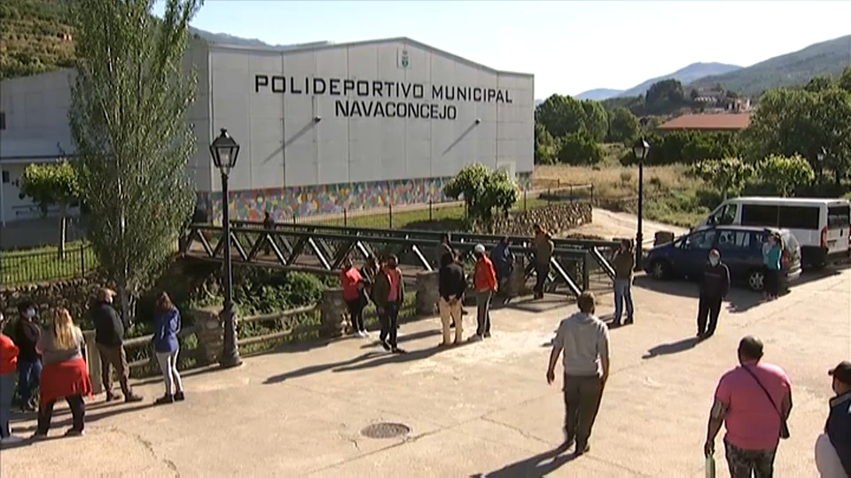 Vecinos de Navaconcejo en un cribado masivo realizado en la localidad. 