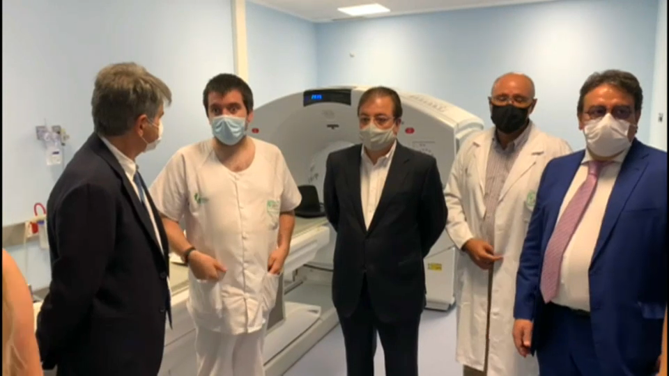 El presidente de la Junta visitando el nuevo PET TAC del Hospital Universitario