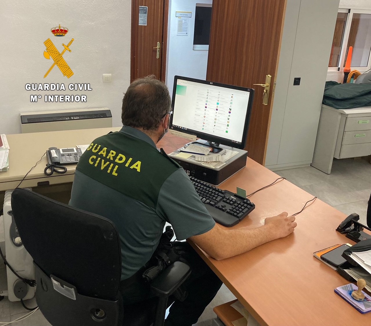Imagen de un agente durante la instrucción de diligencias