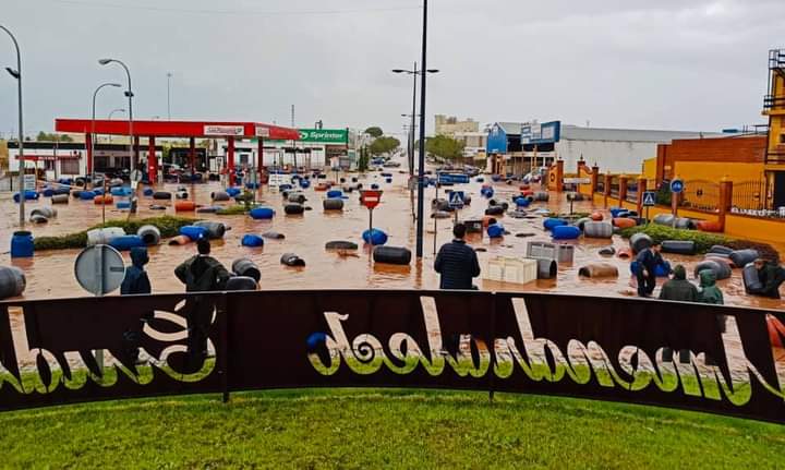 Impactante imagen de los bidones arrastrados por el agua