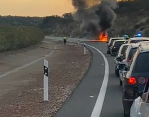 Coche arde en A-66