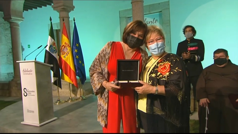 Ana Escudero recibiendo la Medalla de Extremadura de su madre, Josefa Gómez
