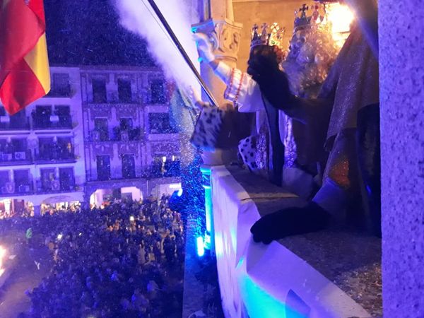 Sus Majestades, los Reyes Magos, saludan desde el balcón del consistorio placentino.
