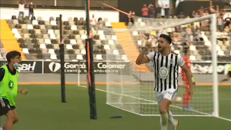 Gorka Pérez celebra uno de sus dos tantos ante la Cultural Leonesa