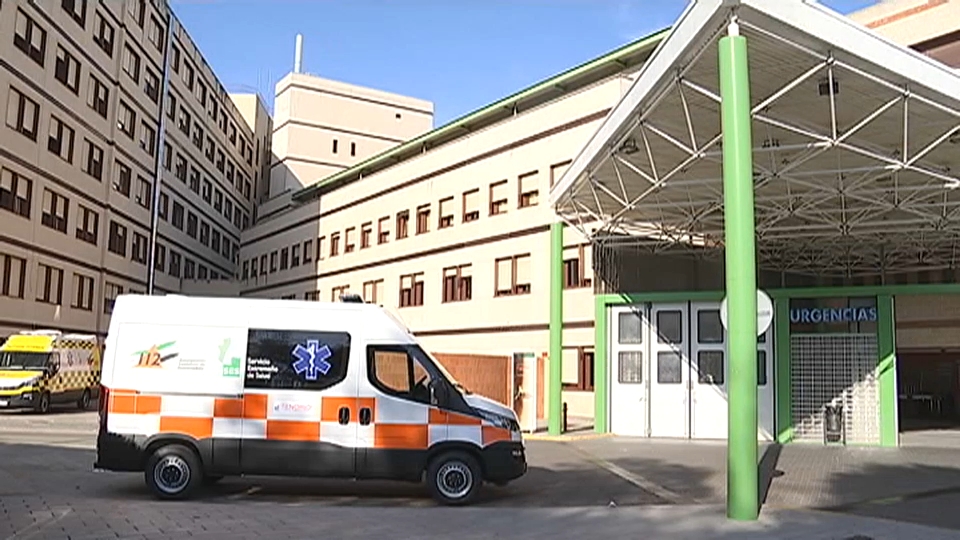 Ambulancia aparcada en la puerta de un hospital