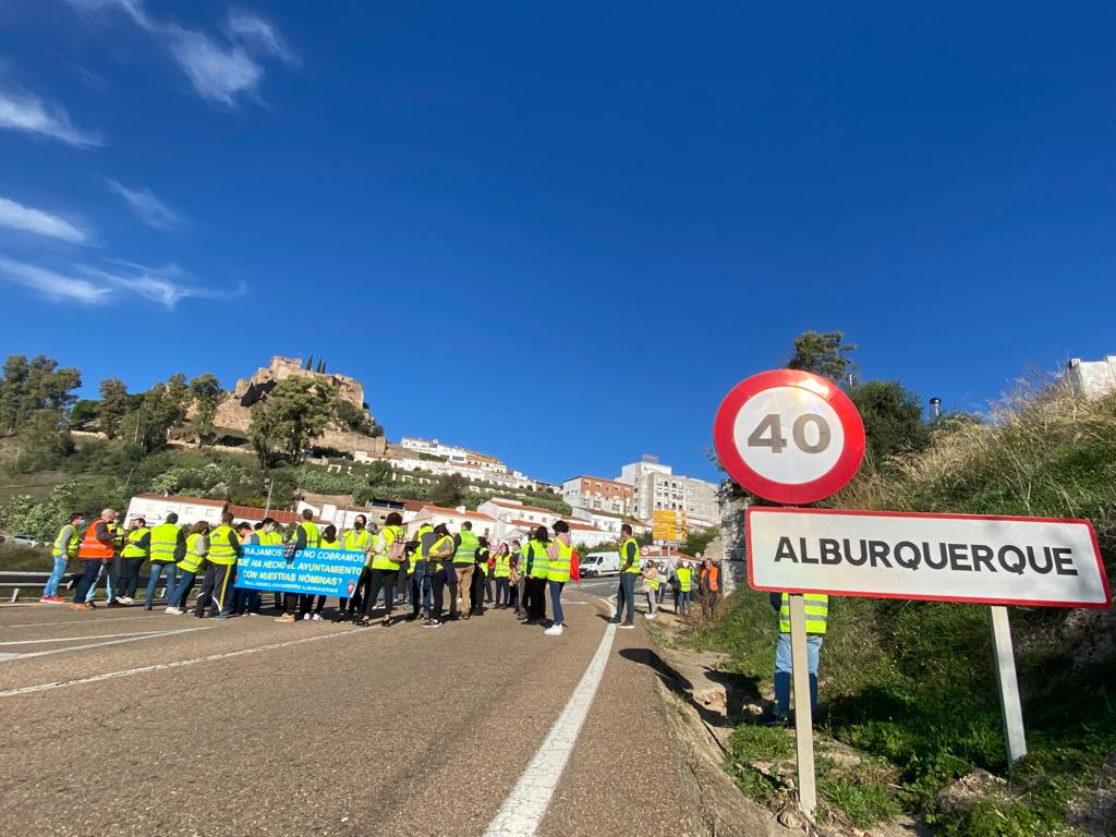 Los trabajadores del ayuntamiento de Alburquerque protestando hoy por el impago de sus nóminas