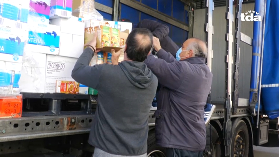 Entrega de los alimentos donados por los trabajadores de Pinto a los de Alburquerque