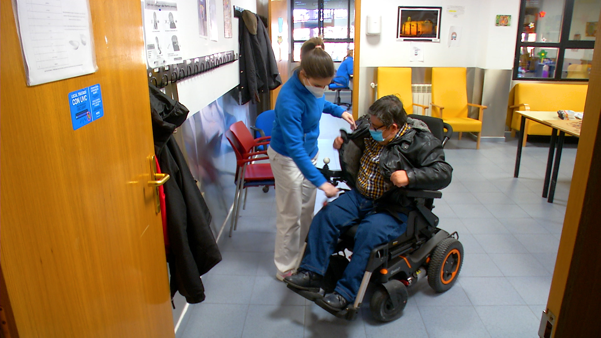 Cuidadora con discapacidad de Cocemfe Cáceres junto a usuario de silla de ruedas