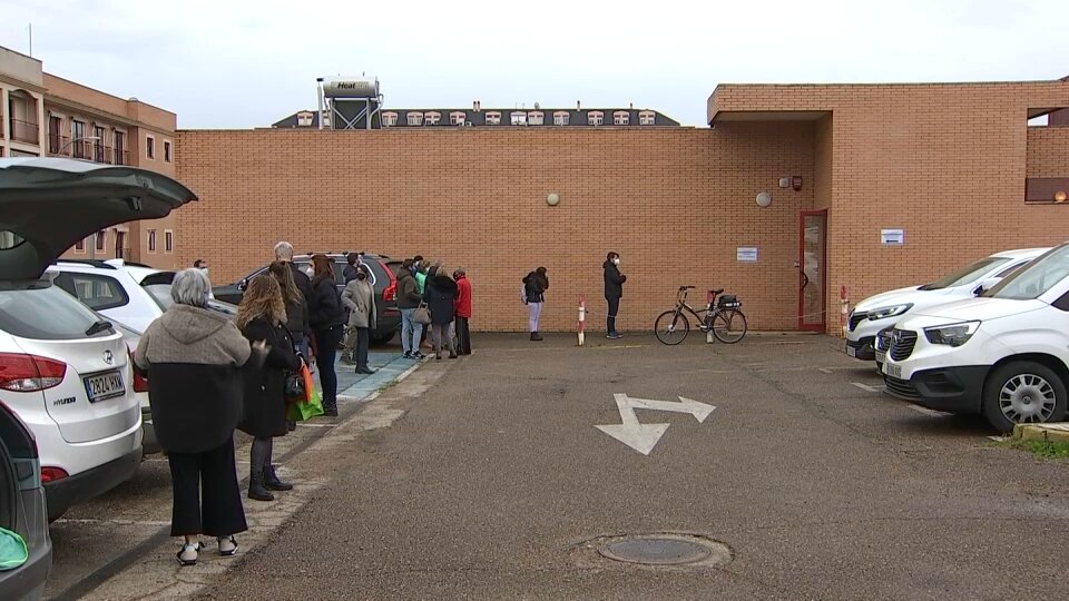 Pacenses esperando a la apertura del nuevo punto de cribado en Badajoz