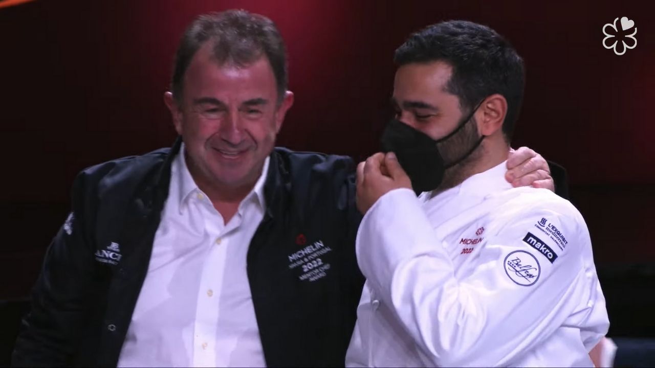 Martín Berasategui celebra con Alejandro Hernández, de 'Versátil', su reconocimiento