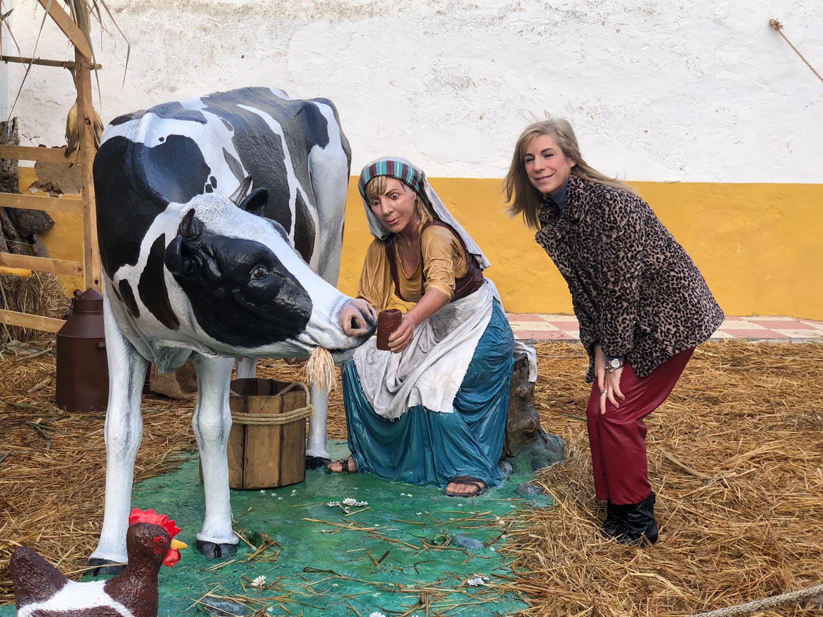 Virginia Amor posa junto a su figura de la lechera del belén