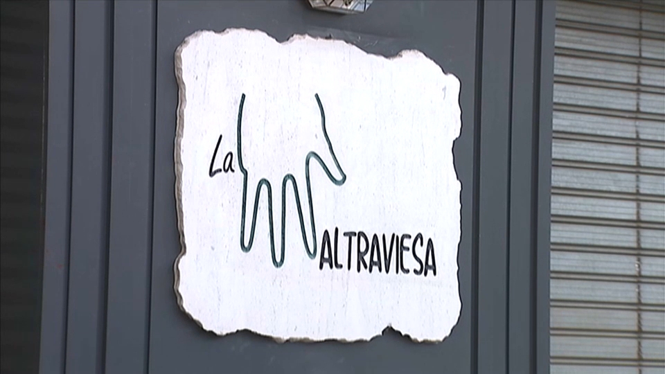 Cartel en la fachada del restaurante La Maltraviesa de Cáceres