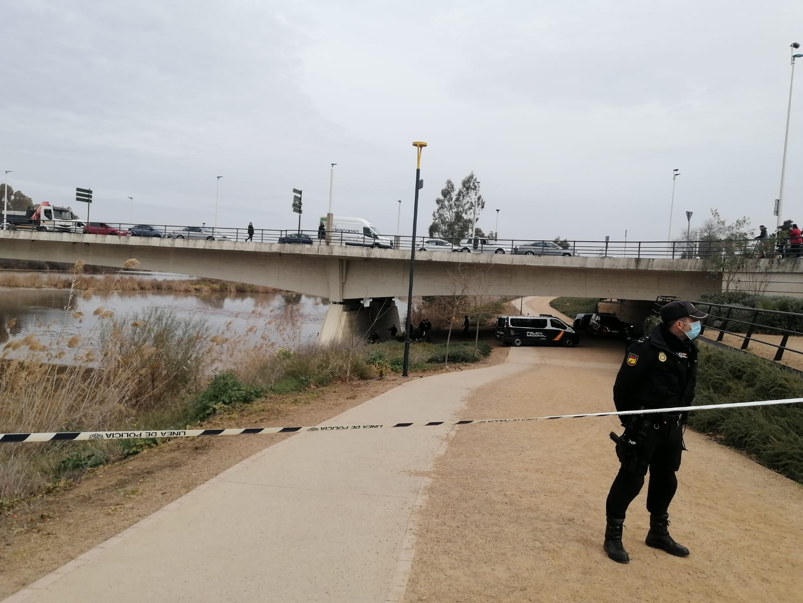 Agente de Policía Nacional durante la inspección del río