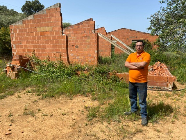 Carlos Palomero delante de la edificación por la que podría ir a la cárcel.