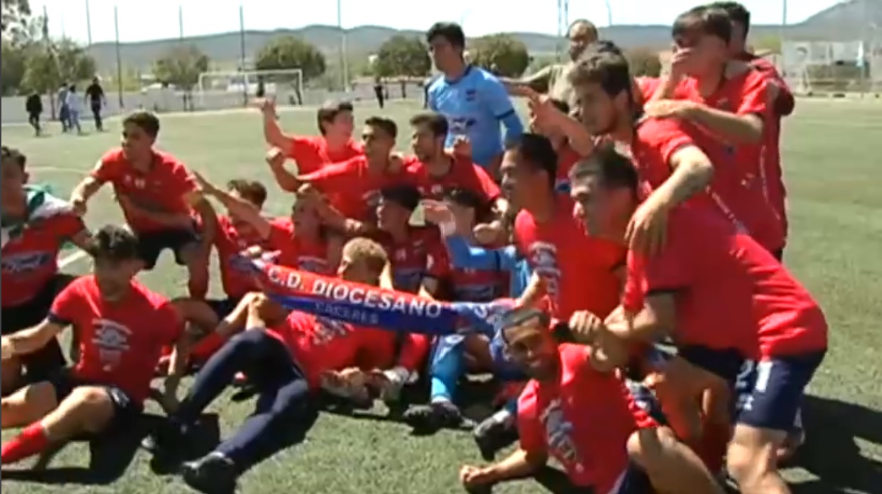 El Diocesano celebra su ascenso a 2ª RFEF en Calamonte.