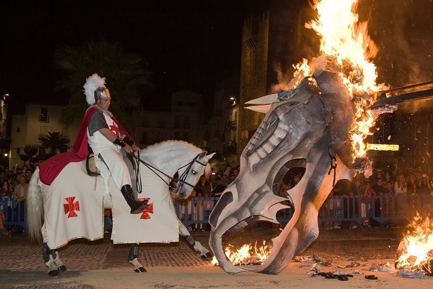 Quema del dragón por la festividad de San Jorge en Cáceres
