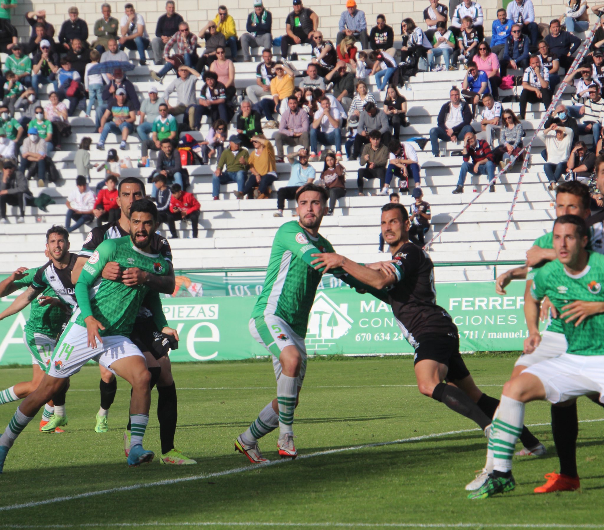 Un momento del partido entre el Cacereño y el Mérida.