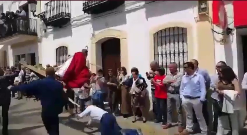 Momento de la caída del Cristo en Higuera la Real