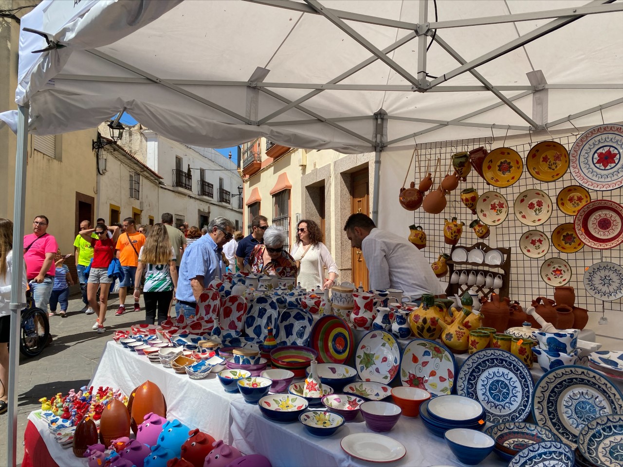 Puesto de alfarería en la Feria de Alfarería