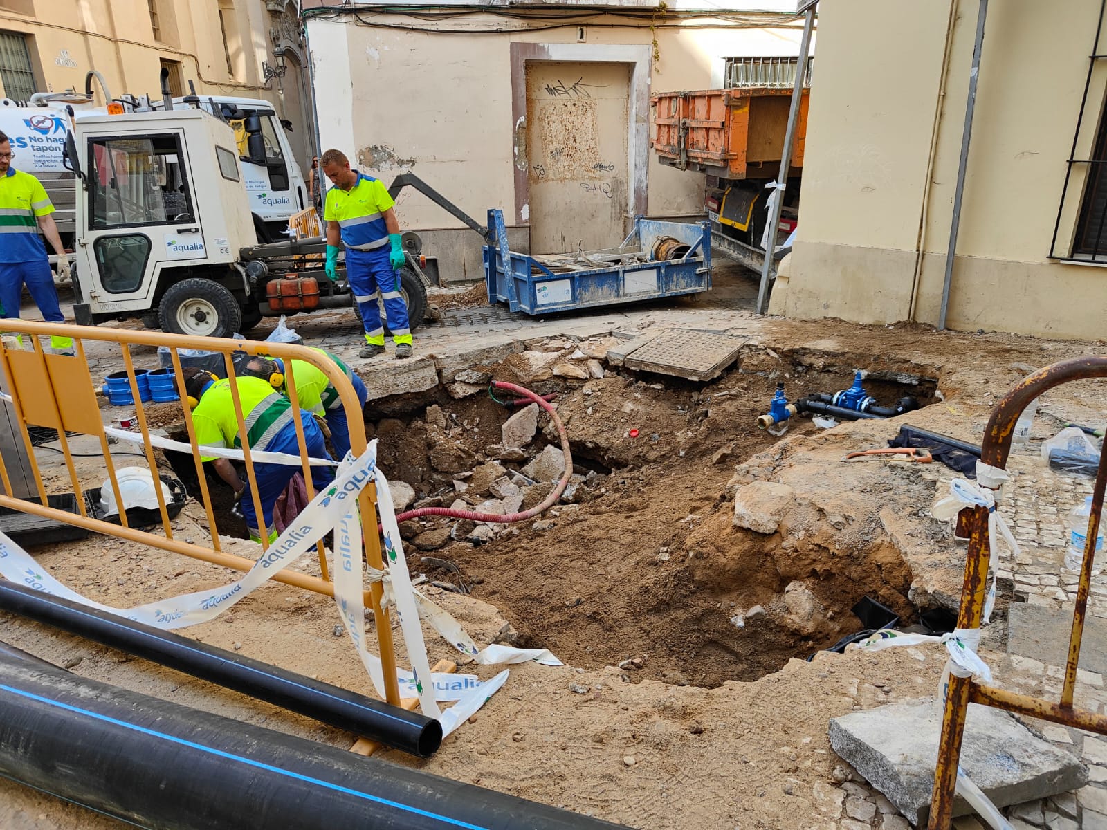 Agujero creado tras el paso de un camión cargado con una excavadora