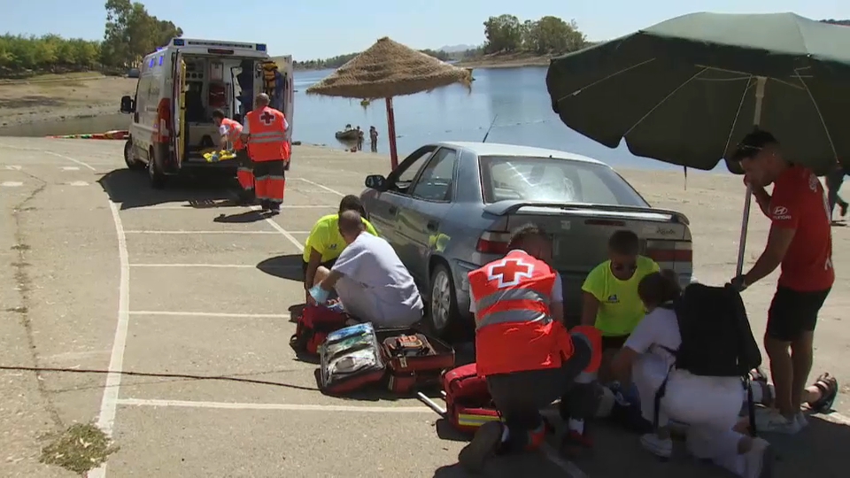 Equipos de emergencia en el simulacro de la Playa de Orellana