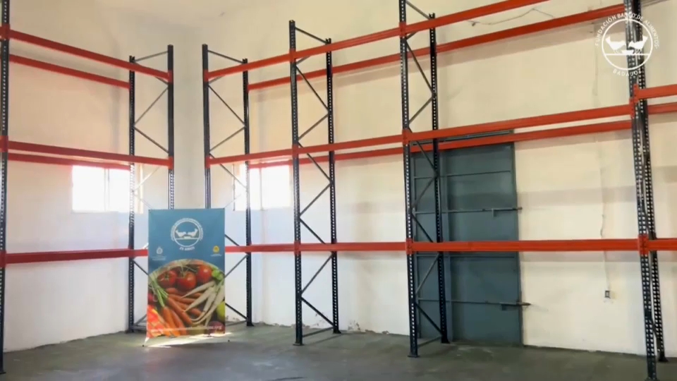 Estanterías vacías en el Banco de Alimentos de Badajoz