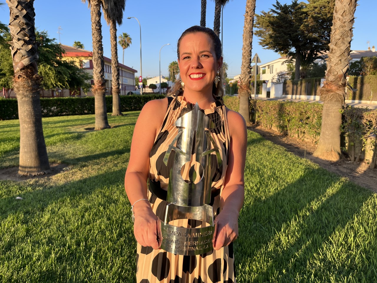 Esther Merino junto a la Lámpara Minera