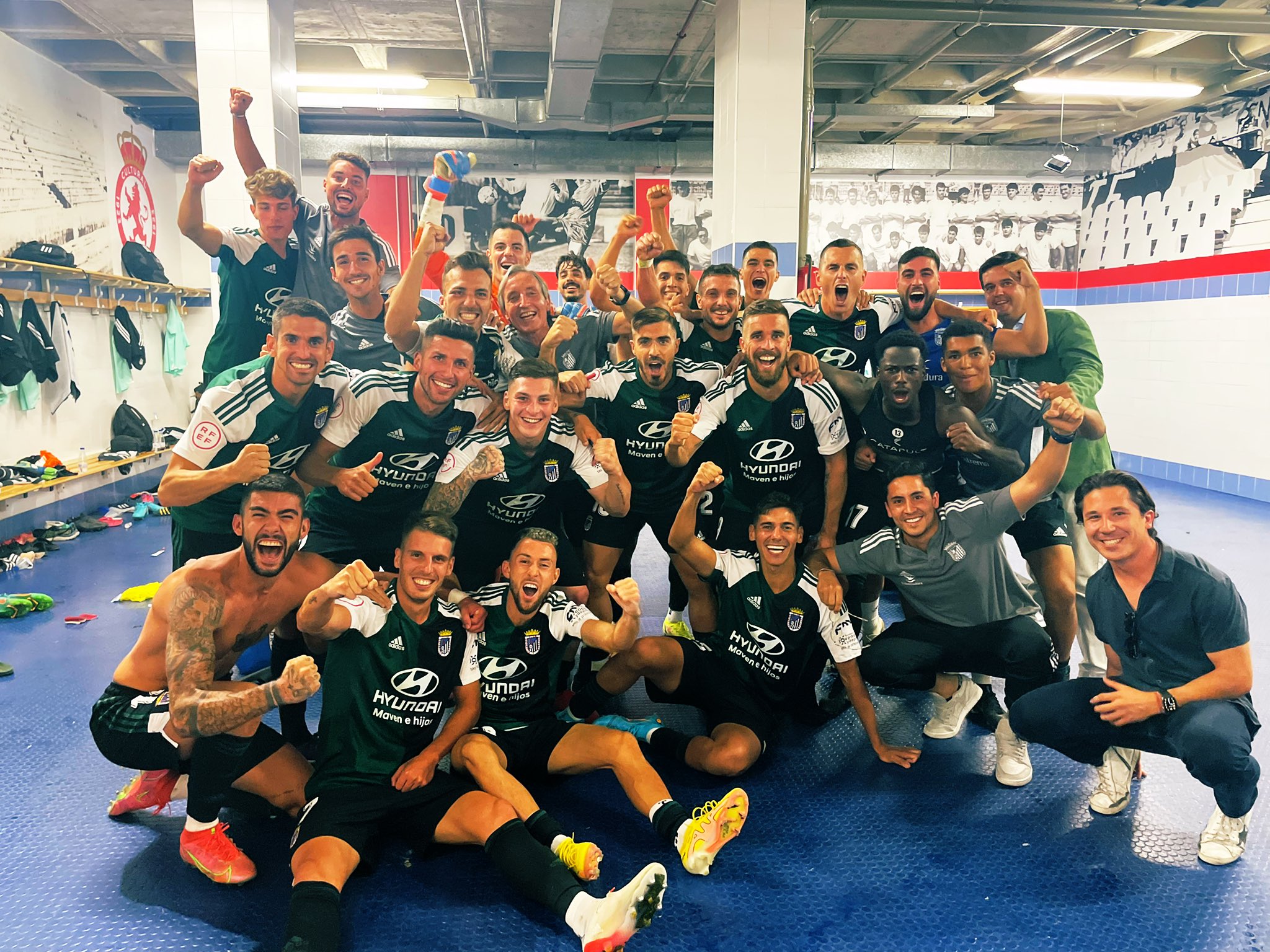 La plantilla del CD Badajoz celebra su primer triunfo liguero.