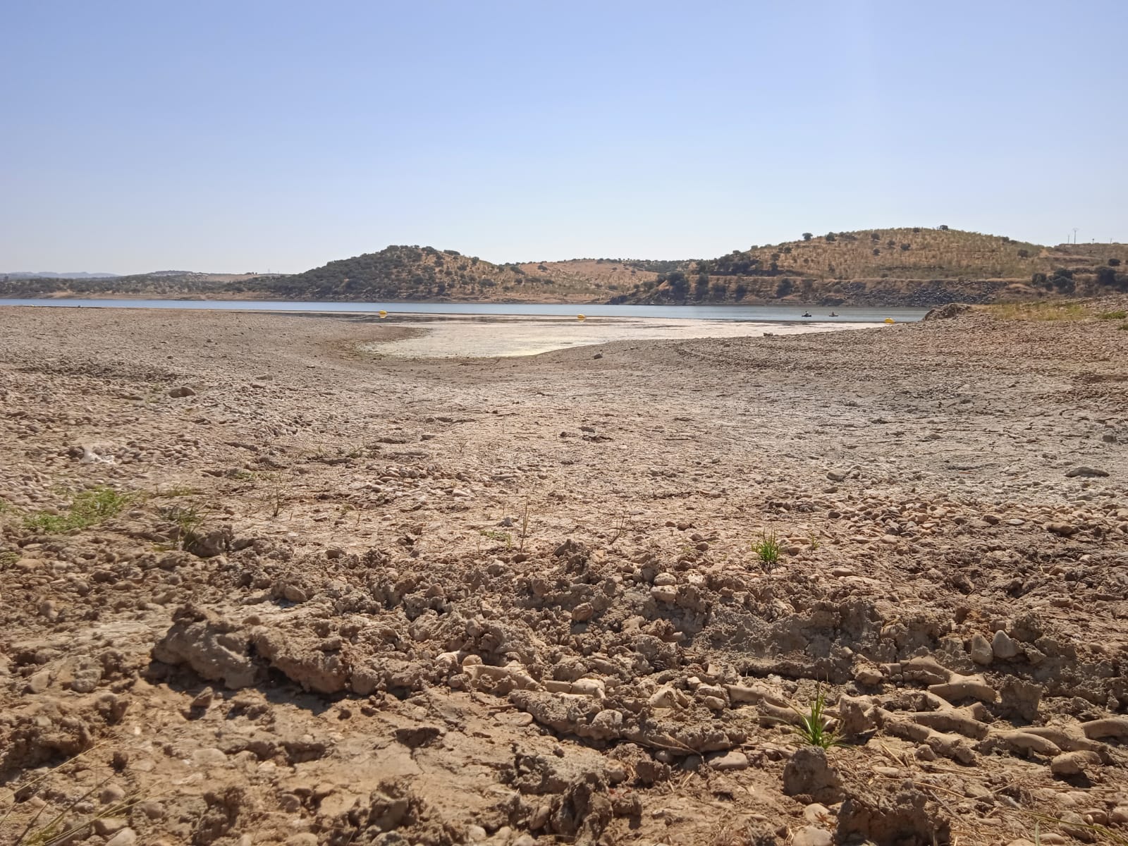 Imagen de la sequía que castiga a la playa de interior de Casas de Don Pedro