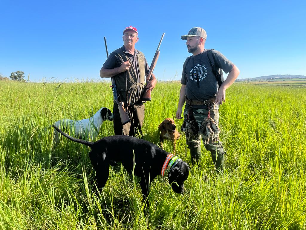 Cazadores junto a sus perros en Coria