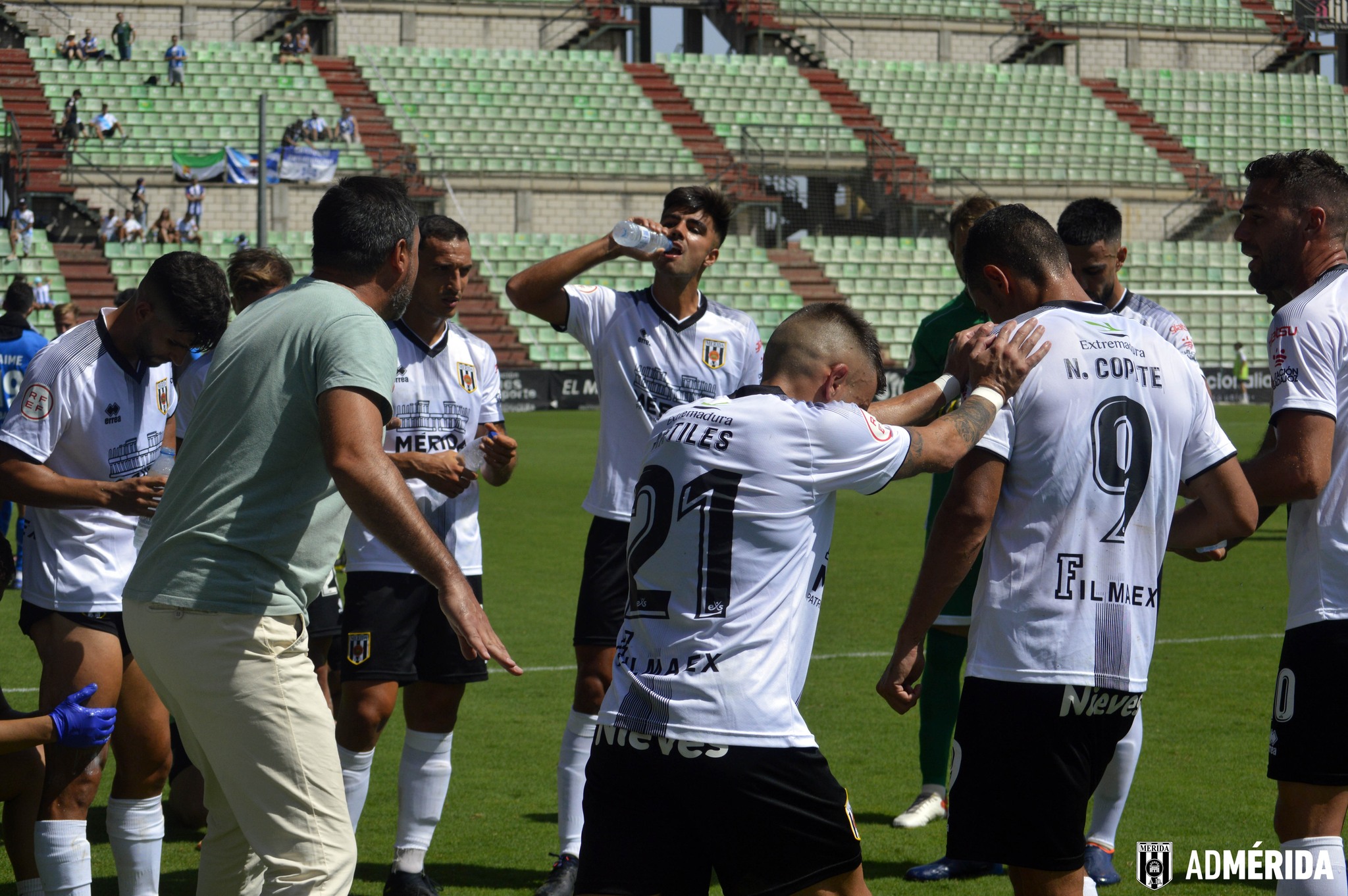 Juanma Barrero se dirige a sus jugadores en la pausa de hidratación durante el Mérida-Deportivo.