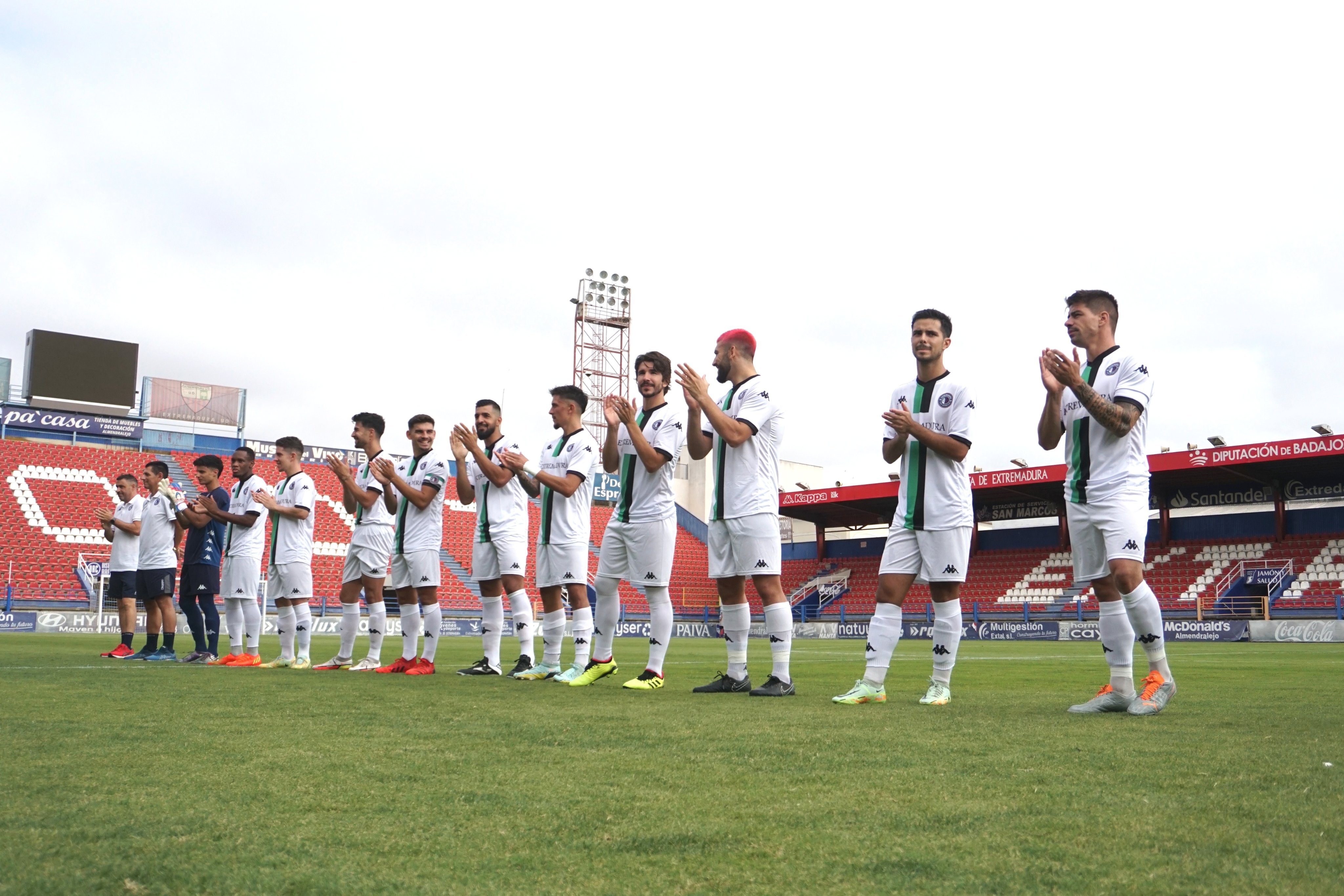 El nuevo CD Extremadura 1924 presentándose ante su afición.