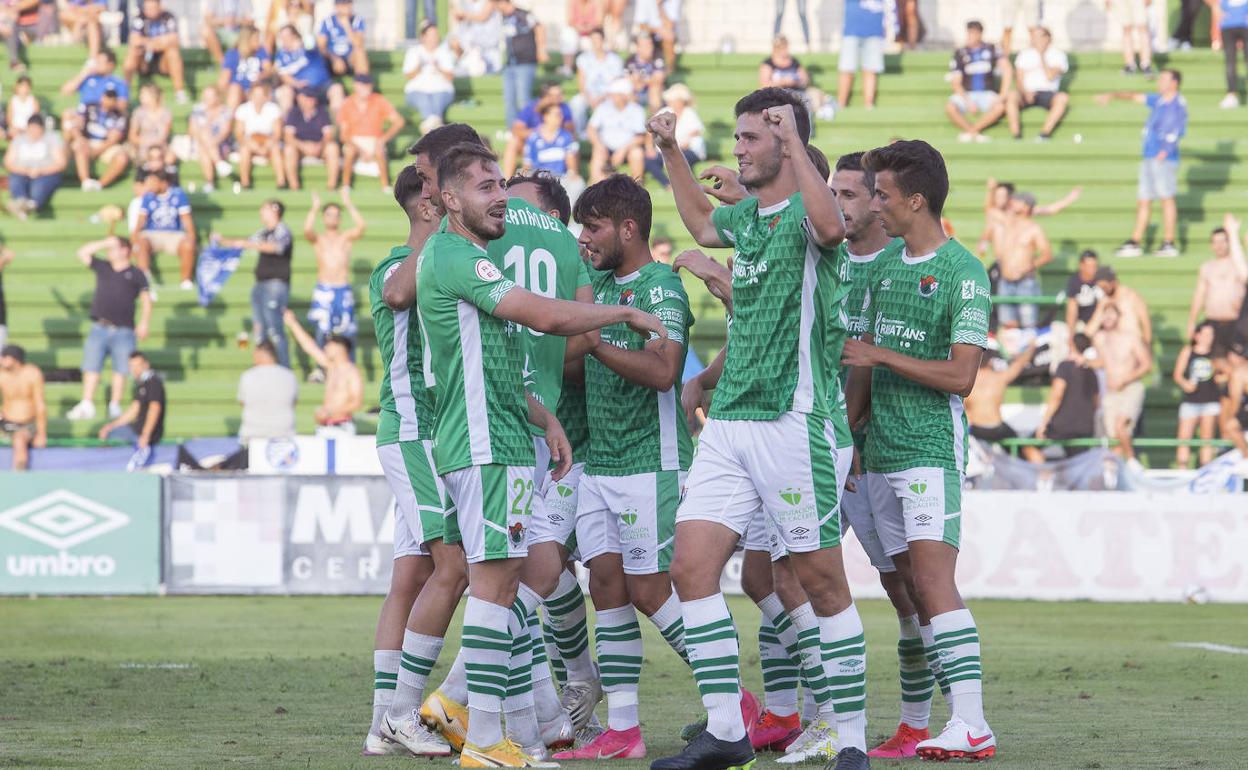 Rubén Sánchez y Javito celebrando un gol con el CP Cacereño.