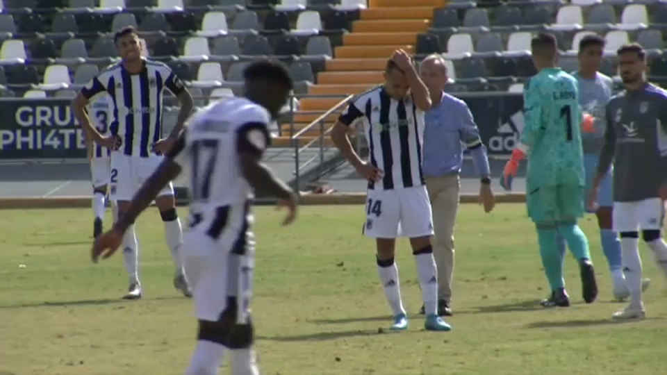 Los jugadores del Badajoz tras otra derrota en el Nuevo Vivero.