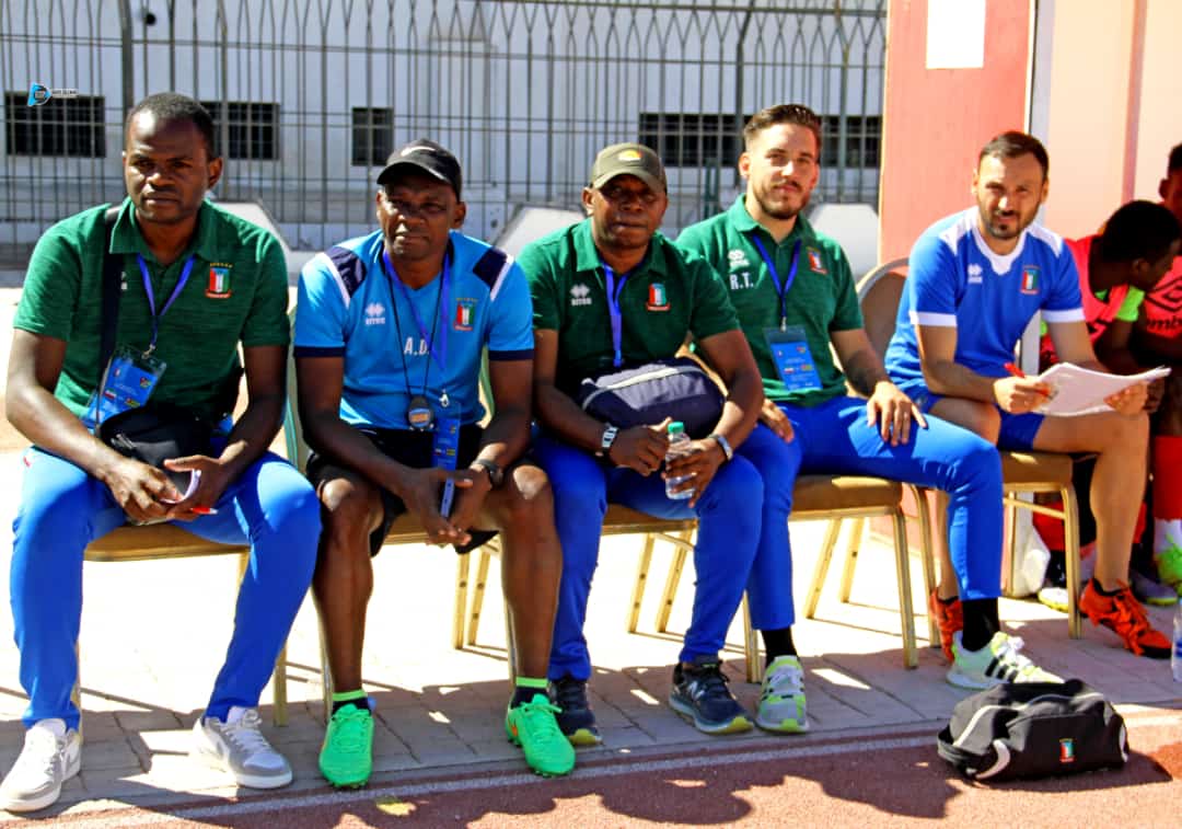 Dani Chamorro, a la derecha del todo, posando con el cuerpo técnico de la selección de Guinea Ecuatorial.
