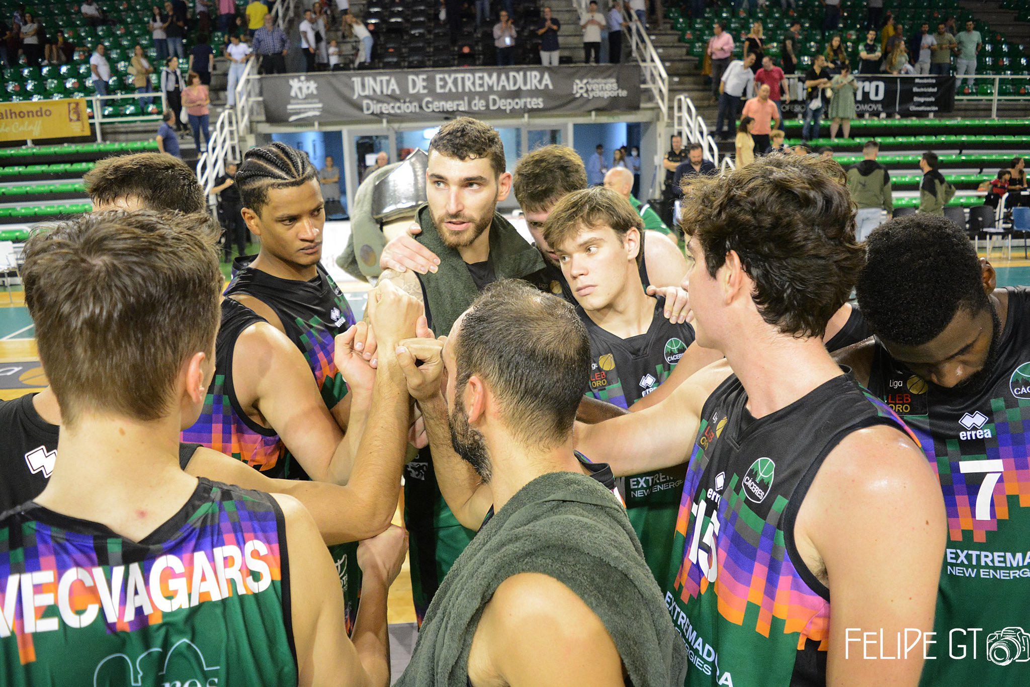 El Cáceres Basket se saluda al final del partido.