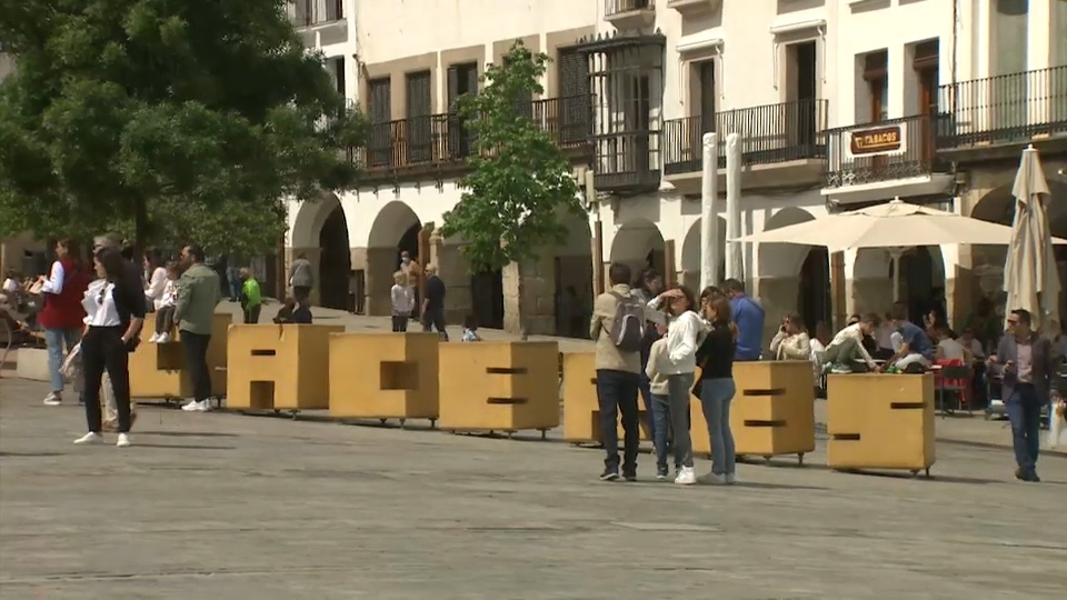 Plaza mayor de Cáceres repleta de turistas