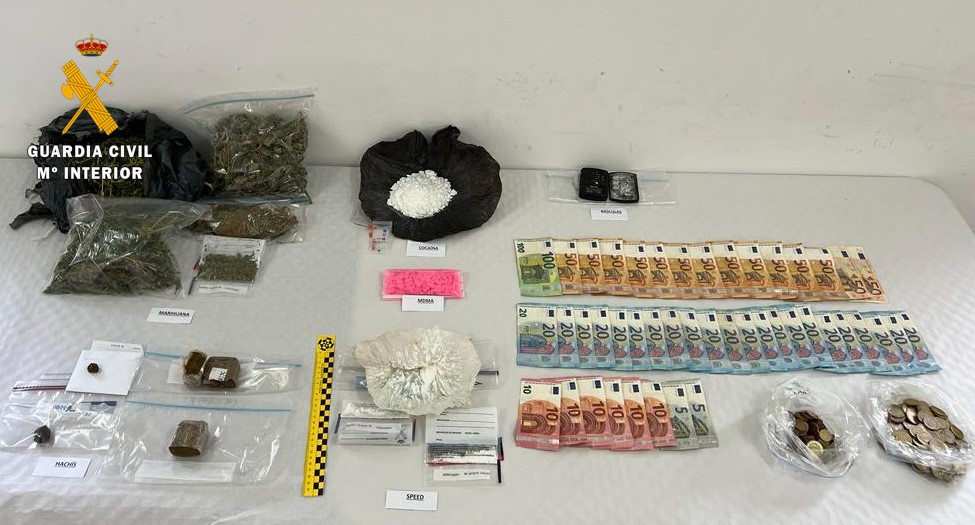 Imagen de la drogas y resto de efectos aprehendidos por la Guardia Civi