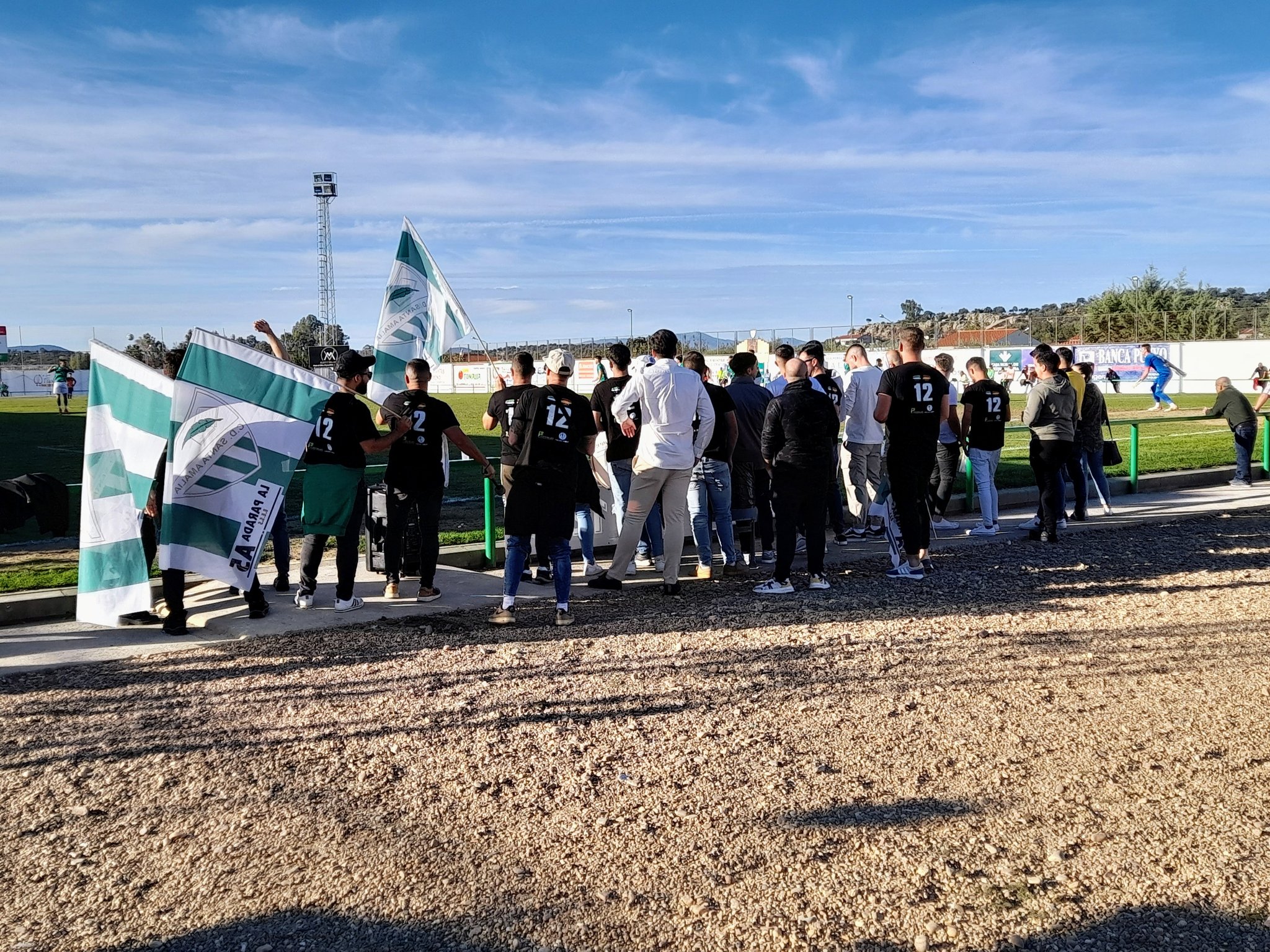 La afición del Santa Amalia animando a su equipo en el municipal amaliense